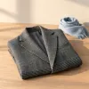 Carreaux, tartan, prince-de-galles : porter l'héritage britannique sans faire costume