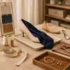 Comment adopter le navy bas pour sublimer ses accessoires tendance