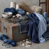Comment choisir un haut bleu pour femme : styles, matières et marques tendance