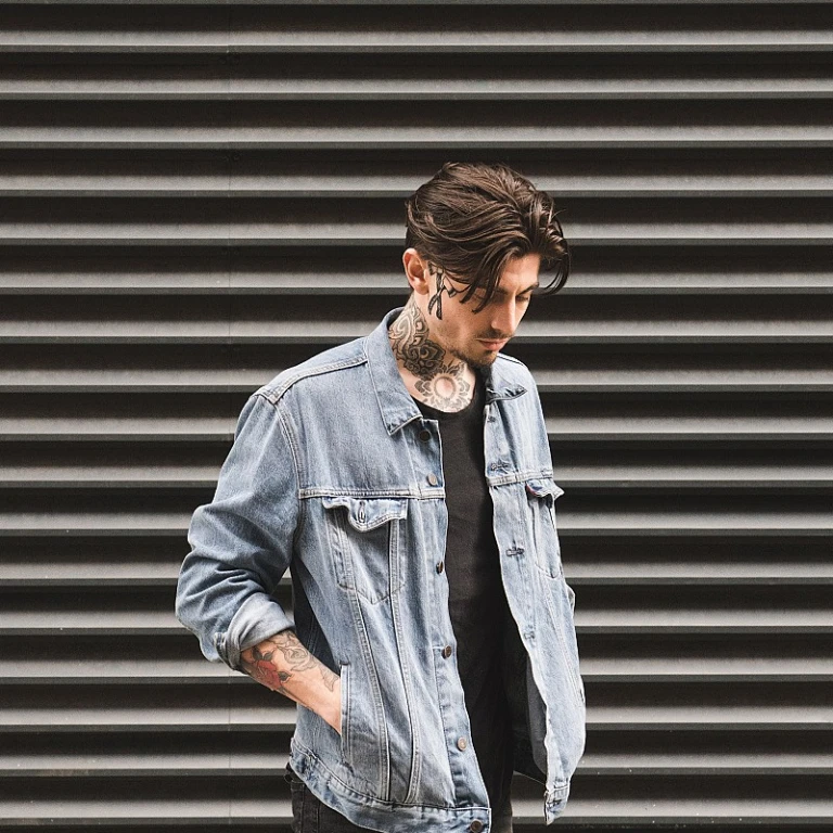 Le tshirt orange : tendance et astuces de style