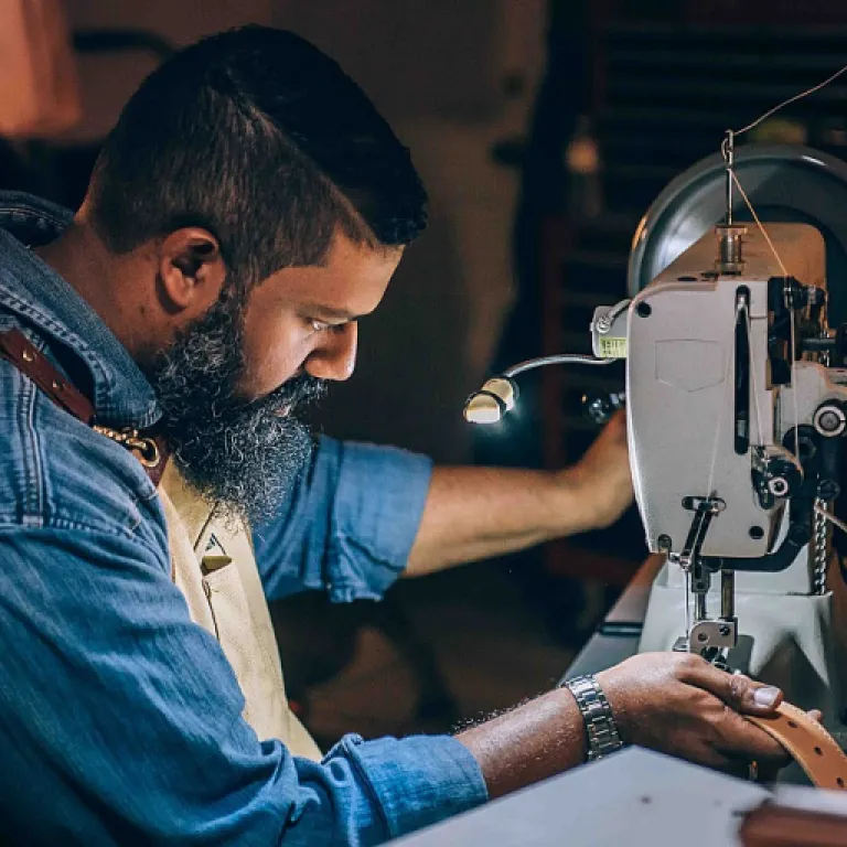 Sublimer sa silhouette avec une robe de mariée près du corps : conseils et inspirations