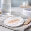 Le skinimalism repense le maquillage : quand enlever du produit demande plus de technique