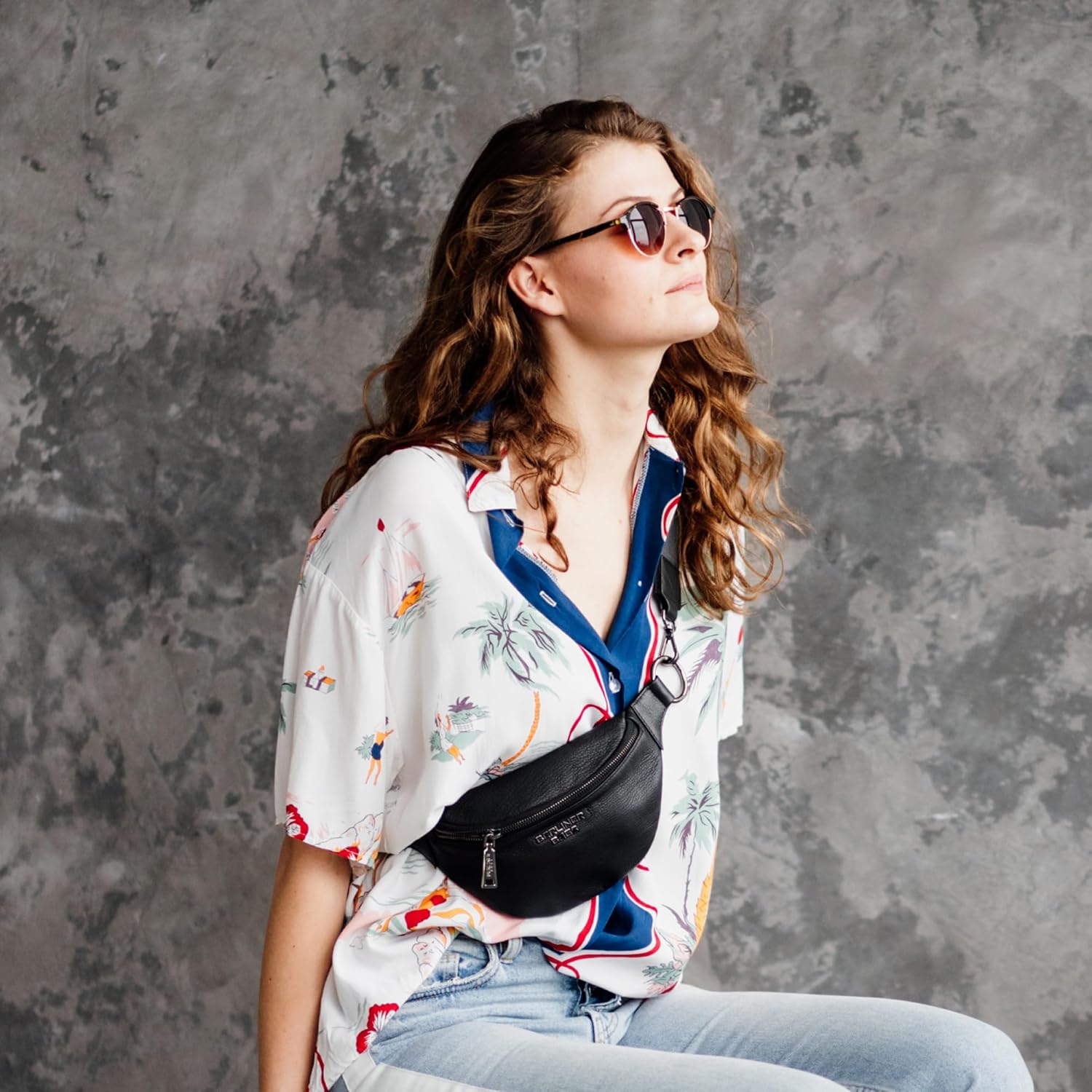 Mona Sac Banane en Cuir avec Sangle Réglable, Élégant et Polyvalent, à Porter à la Taille ou en Bandoulière, Idéal pour Femme et Homme – Noir Noir M