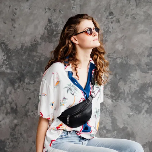 Mona Sac Banane en Cuir avec Sangle Réglable, Élégant et Polyvalent, à Porter à la Taille ou en Bandoulière, Idéal pour Femme et Homme – Noir Noir M