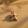 Le pendentif étoile, l’accessoire lumineux qui signe un style contemporain