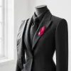 Quand l'accessoire fait la silhouette : cravate, gant long et bijou sculptural prennent le pouvoir