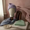 Comment porter le bonnet Celine : guide expert d’un accessoire culte