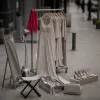 Comment adopter la longue robe beige dans un style de rue moderne